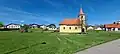 Kapelle und Häuser im Ort