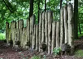 Grotenburg "Großer Hünenring". Wall mit rekonstruierter Holzpalisade