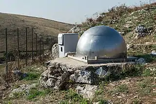 Der mit einer Kuppel verschlosseneZugangsschacht der Grotta di Lamalunga (2019)