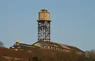 Förderturm nach Entfernung der Eindeckung sowie der abschließenden Feuerschale