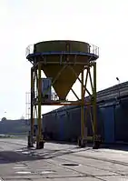 Großer Trichter in einem Hafen