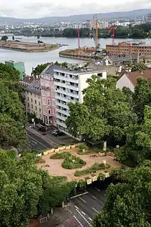 Die Grüne Brücke des Umweltkünstlers Dieter Magnus überspannt als „Kunst- und Naturlandschaft“ die Rheinallee vor dem Zollhafen