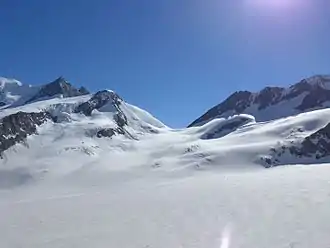 Grünhornlücke von der Finsteraarhornhütte aus, davor der Fieschergletscher