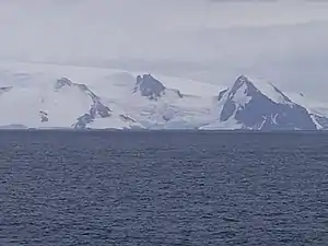 Blick von der Bransfieldstraße auf die Gruev Cove mit dem Parchevich Ridge, dem Benkowski-Nunatak und dem Bogdan Ridge (v. l. n. r.)