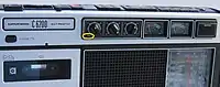 Schwellpfeil an einem Radiorekorder