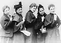 Anita Augspurg, Marie Stritt, Lily von Gizycki, Minna Cauer und Sophia Goudstikker (von li. nach re.), um 1894