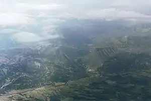 Die Schlucht von Këlcyra mit dem vorgelagerten Ort (1999)