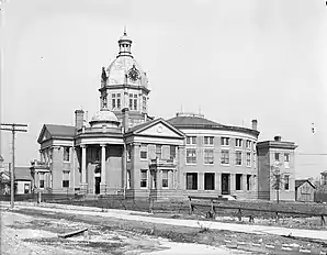 Ältere Aufnahme (1906) des Harrison County Courthouse in Gulfport