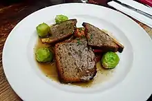 Nussbraten mit Rosenkohl