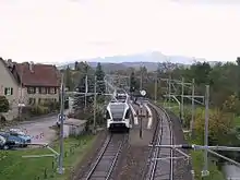 Eine haltende S 35   in Gunters­hausen, im Hintergrund Alpstein mit Säntis