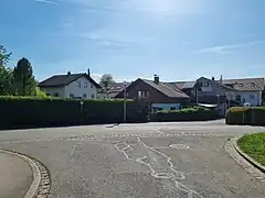 Hier entstanden die ersten Häuser der heutigen Siedlung (bis auf das linke wurden bereits alle ersetzt)