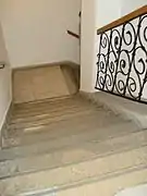 Mit bläulichen Einsprengungen