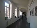 Gang vom Ostflügel Richtung zentralem Treppenhaus