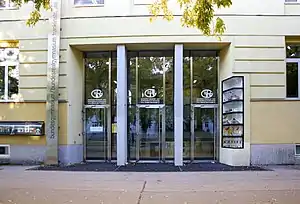 Das Hauptportal der Schule