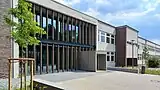 Alter Westflügel (rechts) und neuer Oberstufenstrakt (links) des Gymnasiums Lohne
