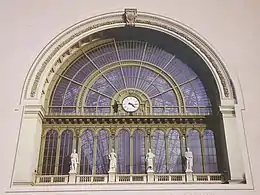 2002 Ostbahnhof, 2 Statuen neu gestaltet