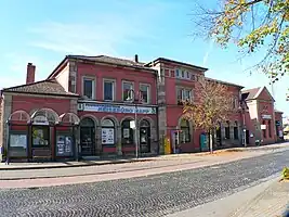 Bahnhofsgebäude vor der Sanierung (Oktober 2011)