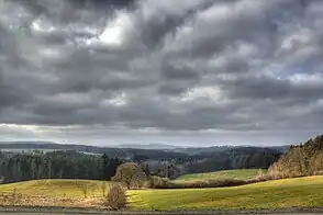 Der Häckergrund mit Blickrichtung nach Süden. Im Hintergrund (im Zentrum des Fotos) sind der Große und Kleine Kordigast zu sehen.