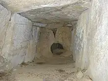 Seelenloch in der Steinkiste von Skogsbo bzw. Norra-Säm (Schweden)