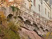 Die Erosion an den steilen Hängen der künstlichen Schlucht bedroht die Standfestigkeit der Gartenumfassungsmauern.