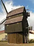 Seitliche Rückansicht mit Treppe