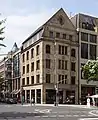 Geschäftshaus Blumenstraße 28/30 an der Ecke zum Martin-Luther-Platz (2018)