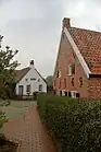 Historische Wohnhäuser (rechts: ein typisches Landgebräucherhaus von 1769)