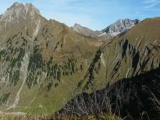 Der Älpelesattel über dem Dietersbachtal. Links die Höfats