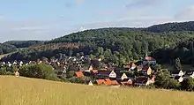 Das Dorf Hörsum mit der St.-Catharinen-Kirche vor den angrenzenden Bergen.