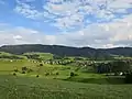 Aussicht vom höchsten Punkt auf Hütten und Höhronen