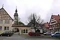 Marktplatz in Hüttenheim mit Eingang zur Kirchenburg