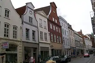 Hüxstraße 48 bis 42 (von links)
