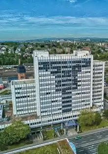Frontansicht des Gebäudes, in dem sich die HCC-Zentrale befindet
