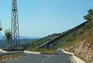 Die Druckleitung kreuzt die Nationalstraße am Westhang des Dajti