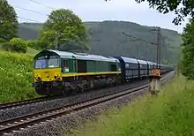DE 67 der RHC mit einem Kohleganzzug auf der Dillstrecke in der Nähe von Dillbrecht