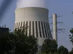 Der als Schornstein getarnte Betonmast in Reuter-West