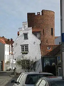 Seitenansicht des halbrunden Wehrturms