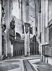 Durchgänge in Wand­pfeilern des Chor­um­gangs als Reste der Lauf­gänge der Hallenkirche