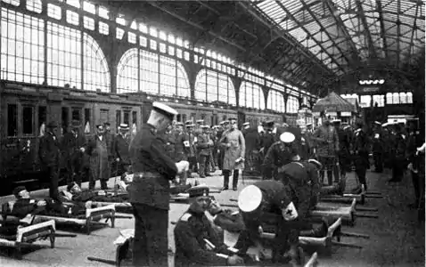 Die markierten Verwundeten auf dem Lübecker Bahnhofsperron