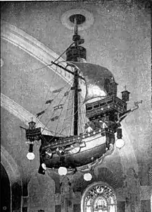Beleuchtungskörper (Altlübsche Kriegskogge) im Festsaal der Stadthalle