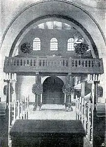 Orgelempore und Türen zum Vorraum
