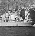 Die HMS Södermanland vor der Einfahrt in den Tunnelhafen