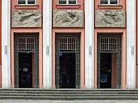 Plastiken am Eingang zum Lipsius-Bau der HTWK Leipzig (ehemals Oberpostdirektion)
