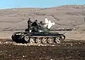 Angehörige der 2. Garde-Brigade feuern während einer Militärübung aus einem 12,7-mm-Maschinengewehr eines T-55-Kampfpanzers.