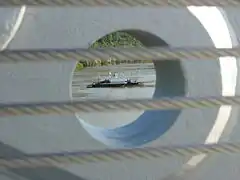 Detailansicht des Steges, im Hintergrund die Fähre