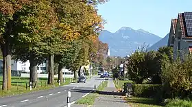 Dorfeingang, von Gams kommend. Im Hintergrund Kirchturm von Bendern (Liechtenstein)