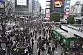 Der Bahnhof Shibuya mit der Statue im linken Bildvordergrund