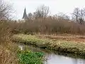 Hachinger Bach südlich von Taufkirchen. Hier erreicht der Bach bis fünf Meter Breite und einen halben Meter Tiefe.