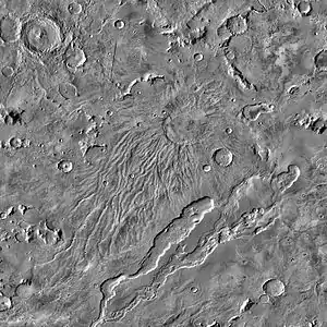 Hadriacus Mons mit den Valles im unteren Teil des Bildes.