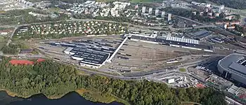 Der Bahnhof Hagalund im Jahr 2012, dahinter Ulriksdal undRåstahem, rechts die Friends Arena (Blick nach Norden)